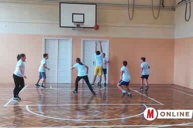 Örömmel kosaraznak a diákok az új tornateremben (Fehér Rózsa felvétele)