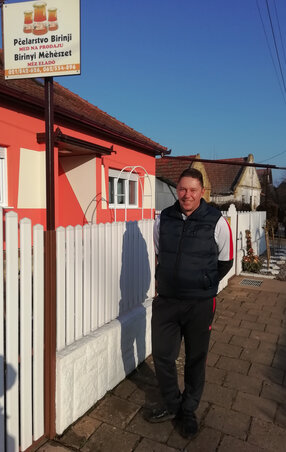 Hét éve alapította a Birinyi méhészetet a fiatal gazda (Tóth D. Lívia felvétele) Hét éve alapította a Birinyi méhészetet a fiatal gazda (Tóth D. Lívia felvétele)