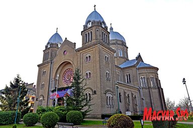 A csantavéri templom impozáns méreteivel uralja a falu látképét (Gergely Árpád felvétele)