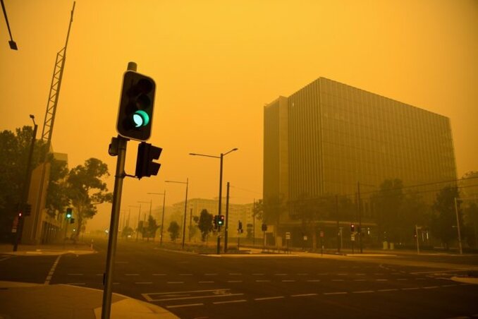 A tűz lassan körülöleli a várost (Fotó: Lukas Coch/MTI/EPA/AAP)