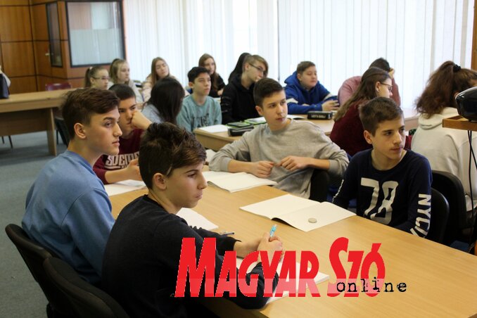 A diákok Vajdaság több településéről érkeztek (Benedek Miklós felvétele) A diákok Vajdaság több településéről érkeztek (Benedek Miklós felvétele)