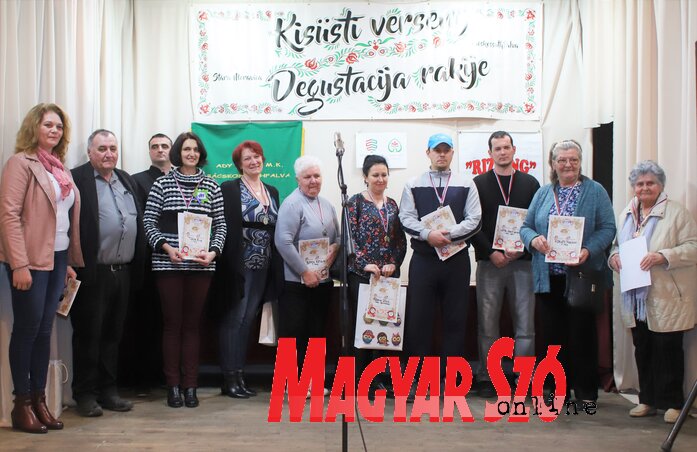 A díjazottak egy csoportja a szervezőkkel (Lakatos János felvétele) A díjazottak egy csoportja a szervezőkkel (Lakatos János felvétele)