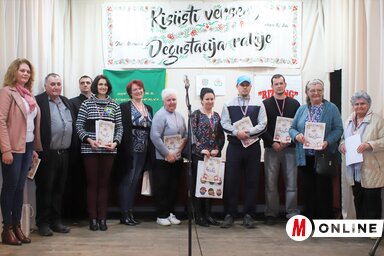 A díjazottak egy csoportja a szervezőkkel (Lakatos János felvétele)