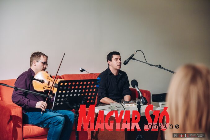 Juhász Gyula és Virág György a hangulatos művészeti esten (Herédi Krisztián felvétele) Juhász Gyula és Virág György a hangulatos művészeti esten (Herédi Krisztián felvétele)