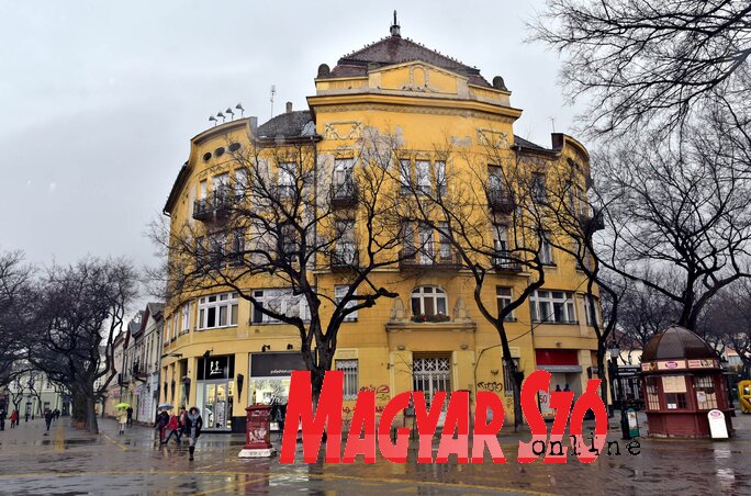 Hulló és összefirkált vakolat az egykori Magyar Általános Hitelbank épületén (Fotó: Gergely Árpád)