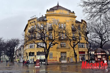 Hulló és összefirkált vakolat az egykori Magyar Általános Hitelbank épületén (Fotó: Gergely Árpád)