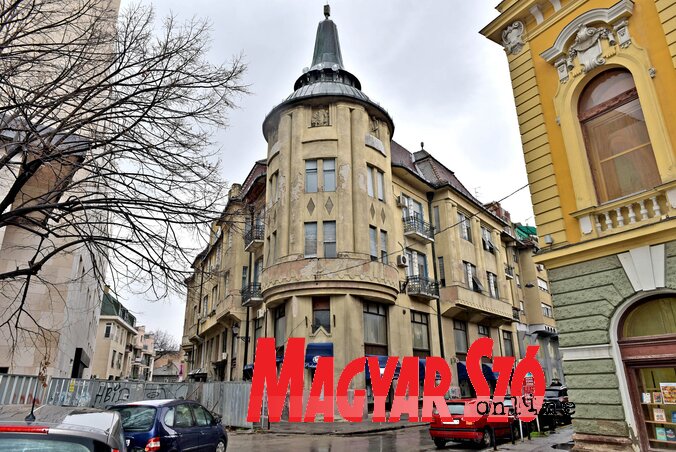 A városi bérpalotát számos díszítőelem borítja, amelyek jelenleg szinte láthatatlanok (Fotó: Gergely Árpád) A városi bérpalotát számos díszítőelem borítja, amelyek jelenleg szinte láthatatlanok (Fotó: Gergely Árpád)