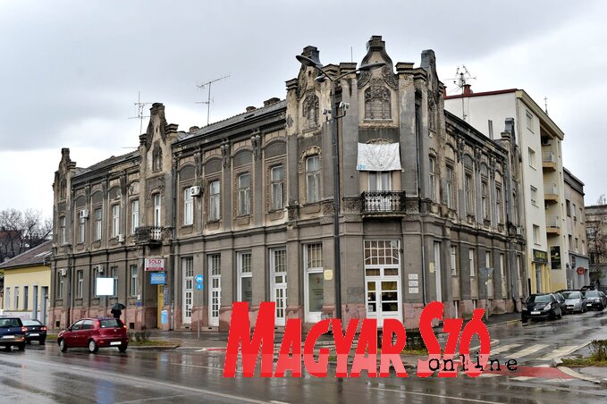 A jelentős autósforgalom nem tett jót Parcsetity Majoros Klára bérházának (Fotó: Gergely Árpád) A jelentős autósforgalom nem tett jót Parcsetity Majoros Klára bérházának (Fotó: Gergely Árpád)