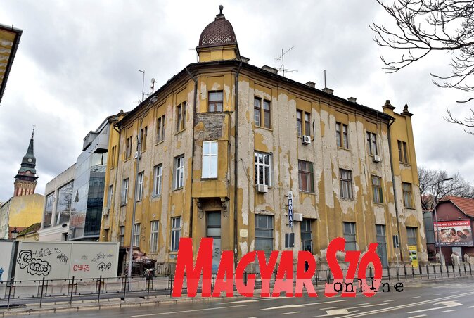 Fazekas Lajos bérházán jelenlegi állapotában nem igazán láthatóak a szecesszió jegyei (Fotó: Gergely Árpád) Fazekas Lajos bérházán jelenlegi állapotában nem igazán láthatóak a szecesszió jegyei (Fotó: Gergely Árpád)