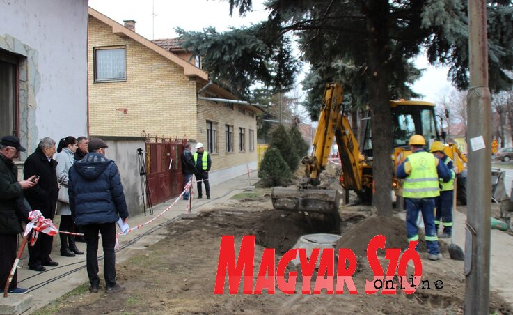 Kislinder Gábor és munkatársai a városközpontban zajló építkezésnél (Tóth Péter felvétele)