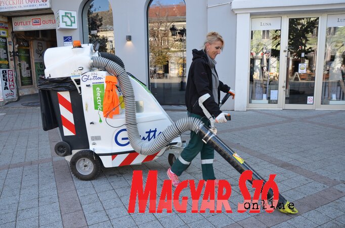 Az önkormányzat azt ajánlja a városi közvállalatoknak, intézményeknek, hogy a gépparkfelújítás során környezetbarát járműveket vásároljanak. Egyes közvállalatok illetékesei már régóta szem előtt tartják ezt az ajánlást, az újvidéki Köztisztasági Közvállalatban akkumulátoros meghajtású munkagépeket is alkalmaznak (Dávid Csilla felvétele)