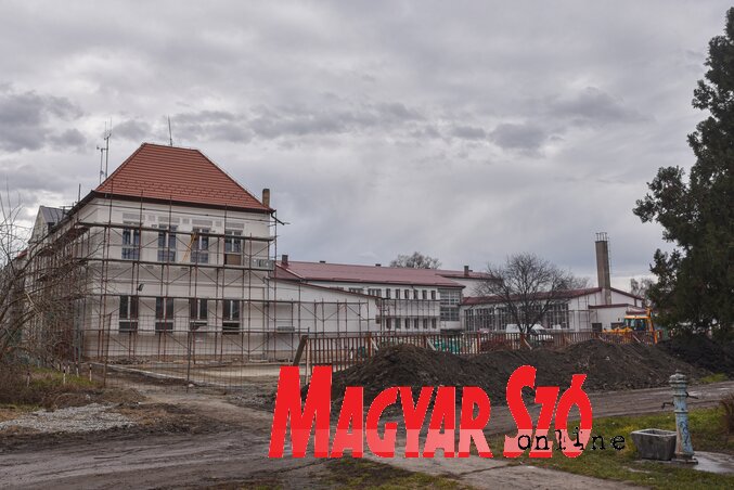 Az iskola teljes körű felújítása várhatóan május végén fejeződik be (Herédi Krisztián felvétele)
