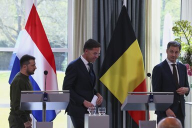 Volodimir Zelenszkij ukrán, Mark Rutte holland és Alexander De Croo belga kormányfő a hágai közös sajtótájékoztatót követően (Fotó: Beta/AP)