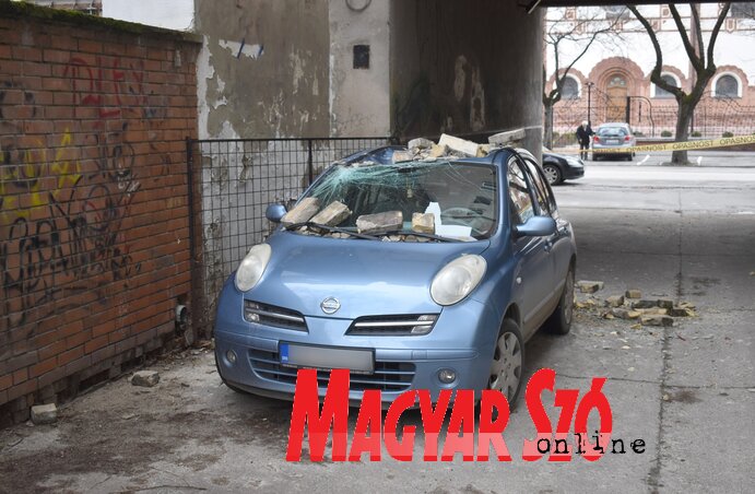 A parkoló autó felett lévő épületről hullottak a tégladarabok (Fotó: Patyi Szilárd)