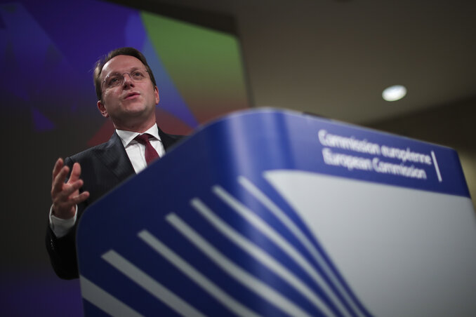 Várhelyi Olivér tegnap Brüsszelben ismertette a bővítési folyamat reformjáról szóló tervezetet, ma Belgrádba, holnap pedig Podgoricába látogat (Fotó: Beta/AP) Várhelyi Olivér tegnap Brüsszelben ismertette a bővítési folyamat reformjáról szóló tervezetet, ma Belgrádba, holnap pedig Podgoricába látogat (Fotó: Beta/AP)