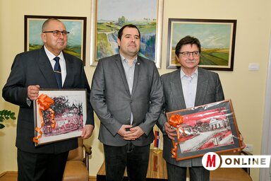 Dr. Kaszás Károlyt és Tóth Vilmost Fejsztámer Róbert Pósa Károly-alkotásokkal ajándékozta meg (Puskás Károly felvétele)