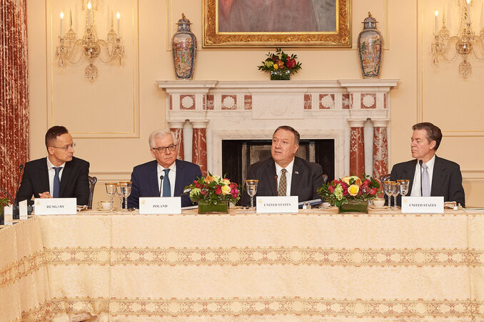 Az alakuló ülésen: (balról) Szijjártó Péter magyar, Jacek Czaputowicz lengyel és Mike Pompeo amerikai külügyminiszter (Fotó: MTI/KKM)
