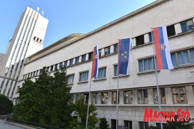 A jelképeket mostantól kezdve párhuzamosan alkalmazzák a tartomány területén (Ótos András felvétele)