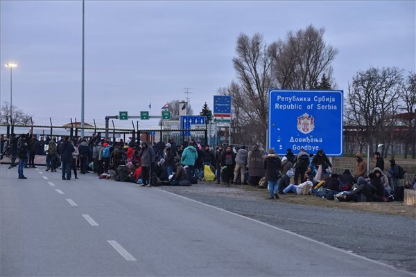 Elérte a migránsmenet a magyar határt (Fotó: MTI)