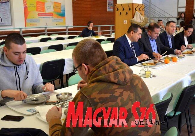 Dr. Zoran Milošević tartományi titkár együtt ebédelt az egyetemistákkal
