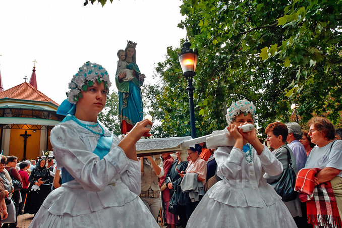 A díszes körmenetet ősi doroszlói szokás szerint a fehérbe öltözött Mária-lányok vezették (Fotó: Ispánovics József)