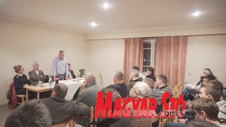 Faragó Enikő, Nagy Miklós, a VASZ-elnöke, Juhász Attila és dr. Molnár Viktor (Fehér Rózsa felvétele) Faragó Enikő, Nagy Miklós, a VASZ-elnöke, Juhász Attila és dr. Molnár Viktor (Fehér Rózsa felvétele)
