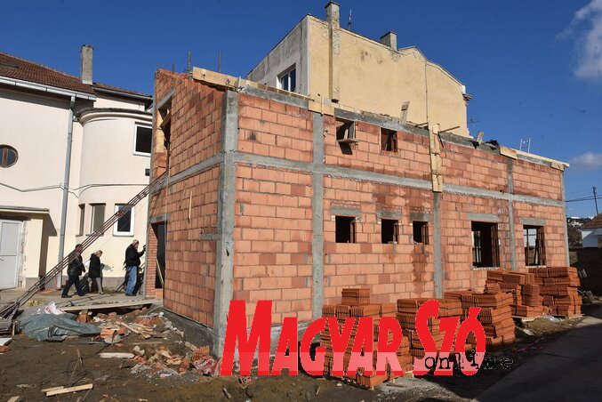 Önkormányzati támogatásból épül a közösségi ház (Ótos András felvétele)