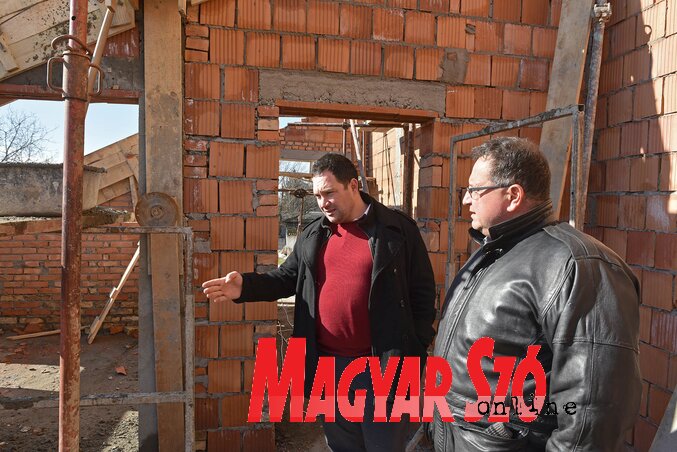 Kasza Csongor és Kiss Gyula az építkezésen (Ótos András felvétele)
