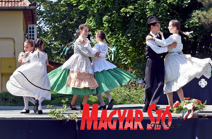 Száznyolcvan gyerek lépett színpadra a hetedik alkalommal megszervezett néptánc fesztiválon Tóthfaluban (Gergely Árpád felvétele)
