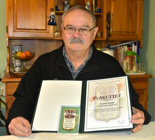Csonti István a munkásságát elismerő Plakettel (Gergely József felvétele) Csonti István a munkásságát elismerő Plakettel (Gergely József felvétele)
