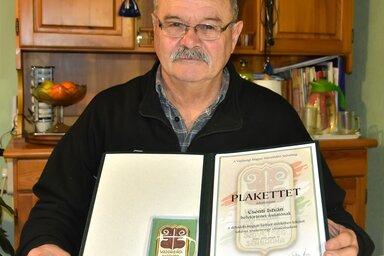 Csonti István a munkásságát elismerő Plakettel (Gergely József felvétele)