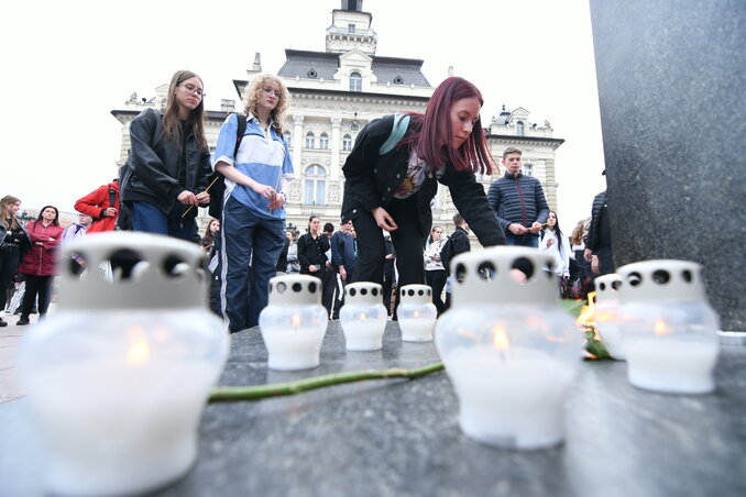A belgrádi tragédia az újvidékieket is megrendítette; a Miletić-szobornál ezrek gyújtottak gyertyát, helyeztek el virágot (Ótos András felvétele)