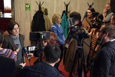 László Edit és Ökrész Rozália igazgatók nyilatkoznak a sajtó képviselőinek (Fotó: Ótos András)