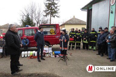 A tűzoltóautó átadása Törökfaluban (Csincsik Zsolt felvétele)