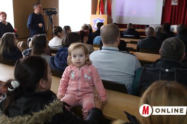 Ez alkalommal száz gyermekülés talált gazdára (Lakatos János felvétele)