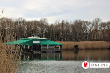 A parthoz erősítették a vízi építményt (Tóth Péter felvétele)
