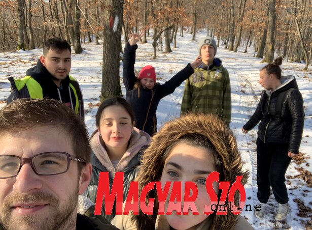 Csikós Tibor (balról lent) a gyerekekkel Csikós Tibor (balról lent) a gyerekekkel
