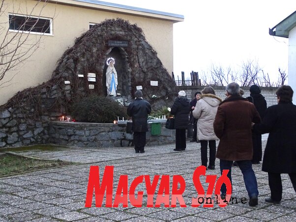 A zarándokok első útja a templomudvarban épített lourdes-i barlanghoz vezetett (Góbor Béla felvétele) A zarándokok első útja a templomudvarban épített lourdes-i barlanghoz vezetett (Góbor Béla felvétele)