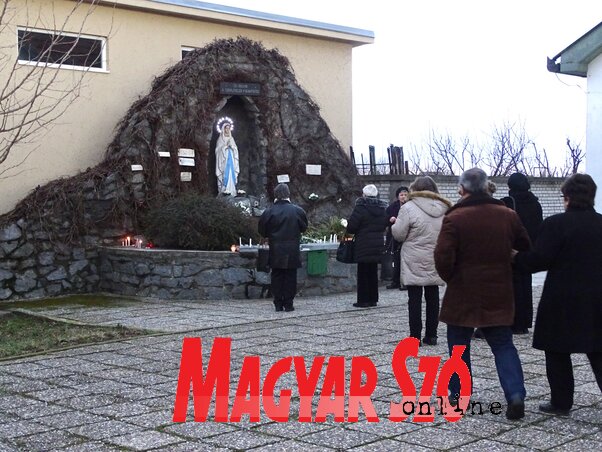 A zarándokok első útja a templomudvarban épített lourdes-i barlanghoz vezetett (Góbor Béla felvétele)