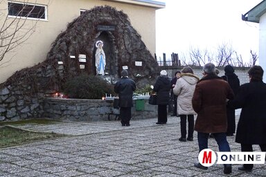 A zarándokok első útja a templomudvarban épített lourdes-i barlanghoz vezetett (Góbor Béla felvétele)