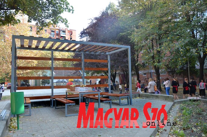 Február 24-éig lehet pályázni az új közterek kialakítására, számos ilyen pont már kiépült városszerte. A fotó tavaly készült az egyik, a Felszabadulás sugárút vonzáskörébe tartozó lakónegyedben, a Turgenjev utca környékén (Dávid Csilla felvétele)