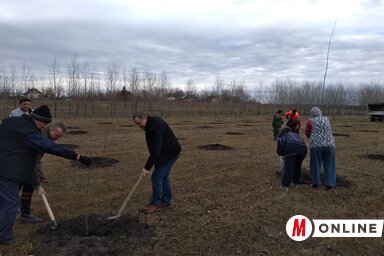 A helyi közösség és a közvállalat vezetősége is bekapcsolódott a munkába (Jenei Klementina felvétele)