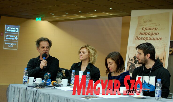 Zoran Bulatović Bale zenész, Sanja Mikitišin színművésznő, Ivana Janošev és David Alić rendezők az Újvidéki omnibusz sajtótájékoztatóján (Bozsoki Valéria felvétele)