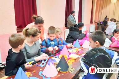 Kézműves jelmezesek az Életfa Nagycsaládosok Egyesülete farsangi mulatságán (Kazinczy Paszterkó Diana felvétele)