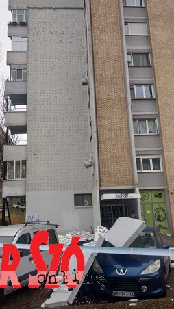 A tomboló szél Újvidéken letépte egy lakóház szigetelését (Diósi Árpád felvétele) A tomboló szél Újvidéken letépte egy lakóház szigetelését (Diósi Árpád felvétele)