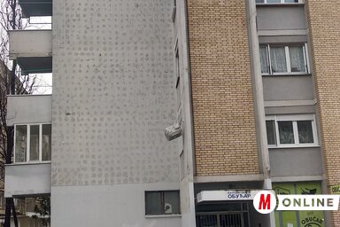 A tomboló szél Újvidéken letépte egy lakóház szigetelését (Diósi Árpád felvétele)