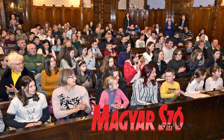 Az ifjú matematikusok megtöltötték a Városháza dísztermét (Fotó: Gergely Árpád) Az ifjú matematikusok megtöltötték a Városháza dísztermét (Fotó: Gergely Árpád)