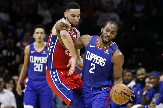 Simmons (b) és Leonard, a 76ers–Clippers mérkőzés két főszereplője (Fotó: Beta/AP) Simmons (b) és Leonard, a 76ers–Clippers mérkőzés két főszereplője (Fotó: Beta/AP)