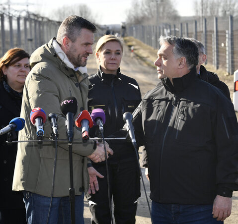 Peter Pellegrini és Orbán Viktor sajtótájékoztatója Röszkén, a határkerítésnél (Fotó: MTI)