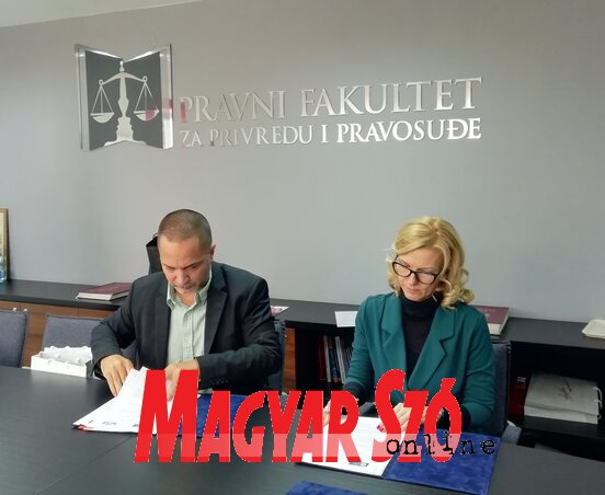 Dr. Marko Carić és dr. Görög Márta aláírják az együttműködési szerződést (Fotó: Szalma Brigitta)